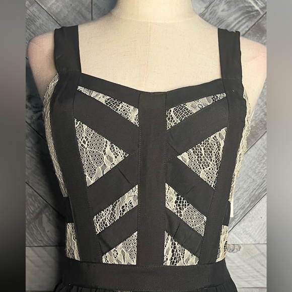 LUCY PARIS NWT LACE BODICE MAXI DRESS - Picture 2 of 8